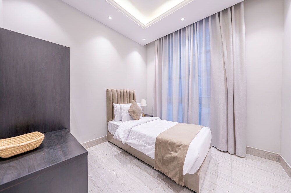 Фото Mabaat - Al Malqa 3br Apt - 533