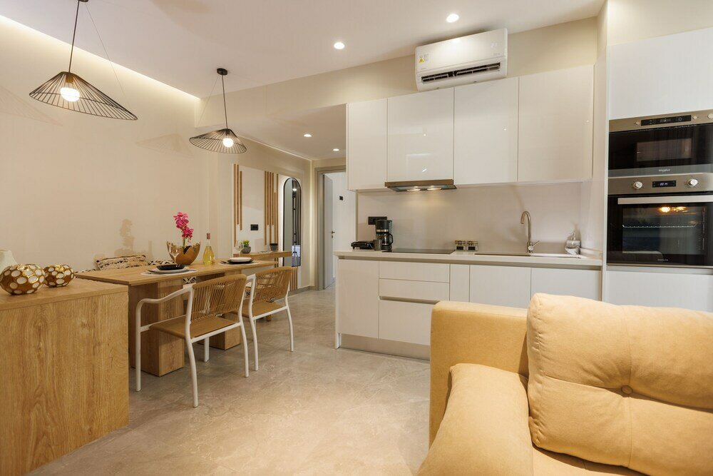 Фото Hersonissos Beach Front Suites