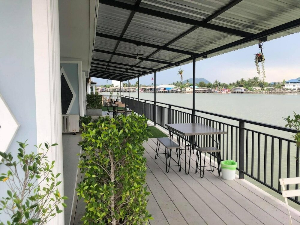 Фото Chaiyai River Front Hotel