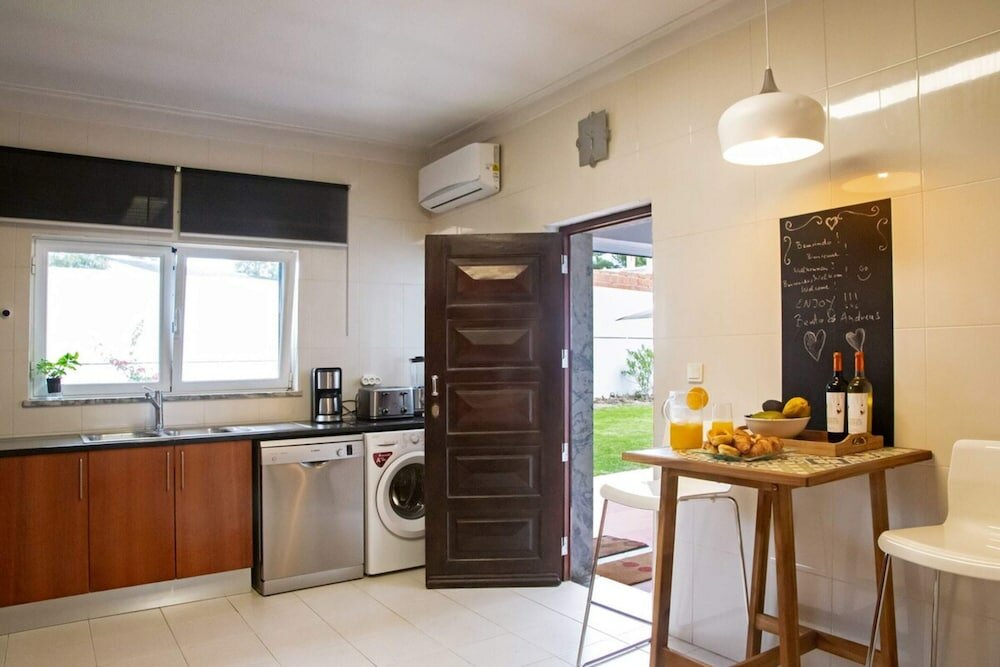 Фото Fig Tree Family House w 4 Bedrooms, Garden & Pool