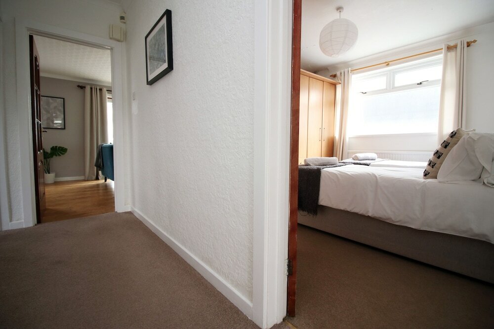 Фото Becky's Bungalow by Tŷ Sa - New Sleeps 8