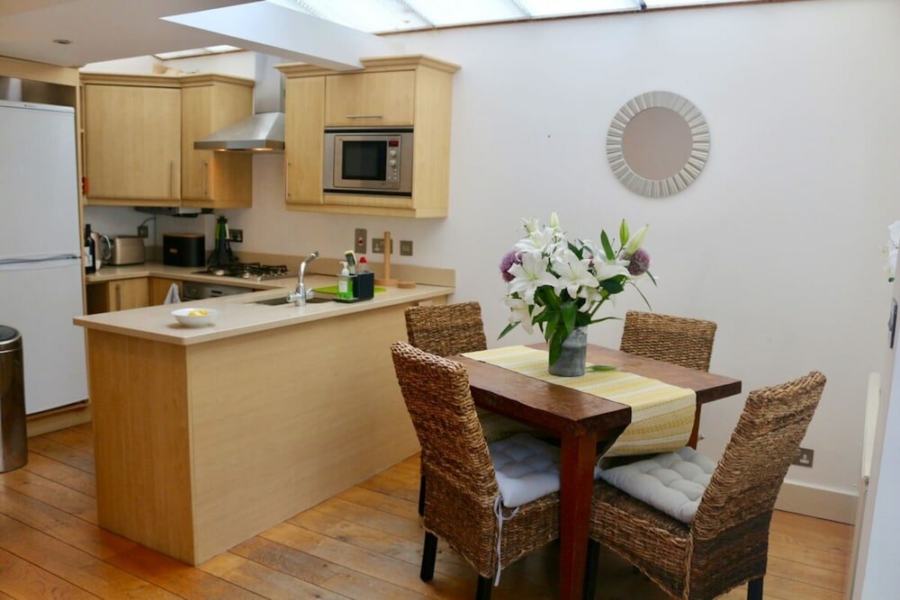 Фото Pleasant, Intimate Flat With Backyard in Battersea