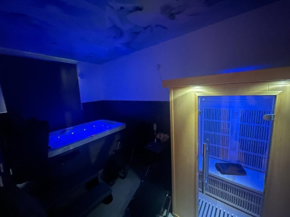 Фото London Luxury Apartments with Jacuzzi Hot tub & Sauna