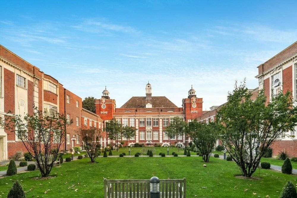 Фото Chic Victorian Flat in Private Estate - Mile End!