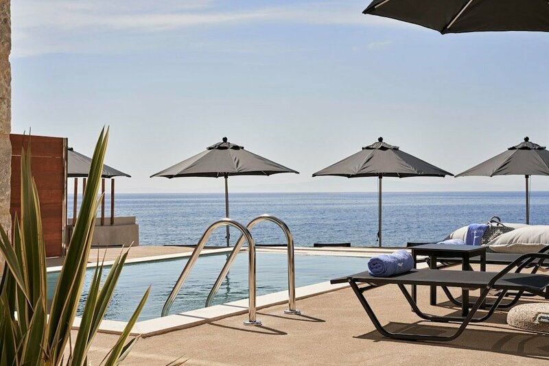 Гостиница Beachfront Alassa Villas w Private Pools Complex