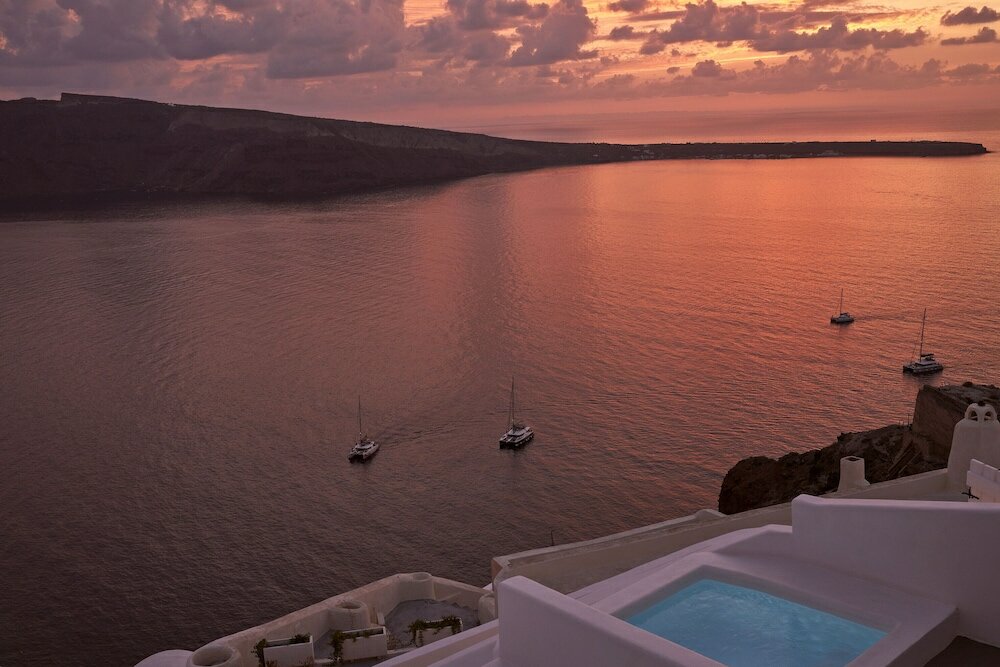 Фото Charisma Suites