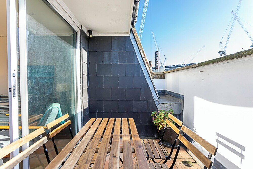 Фото Three Bedroom Kensington Flat