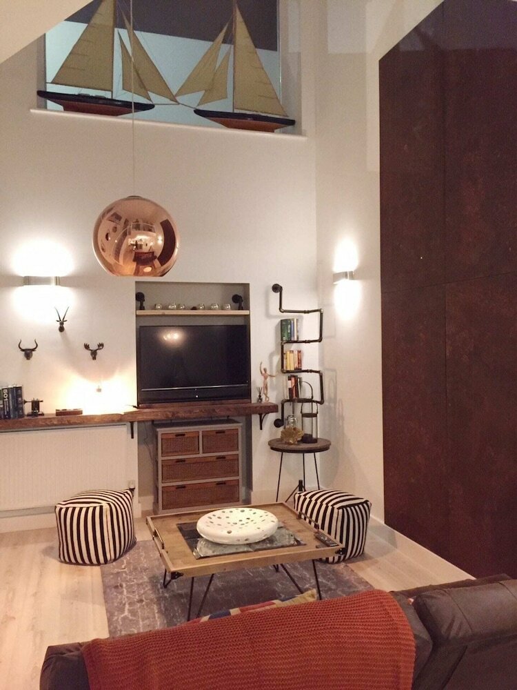 Фото Spacious 1 Bedroom Split Level Old Pub Conversion Tower Bridge