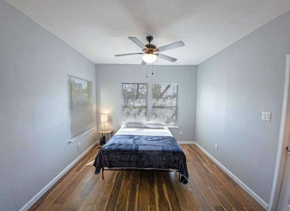 Фото Magnificent Large Home Near Downtown