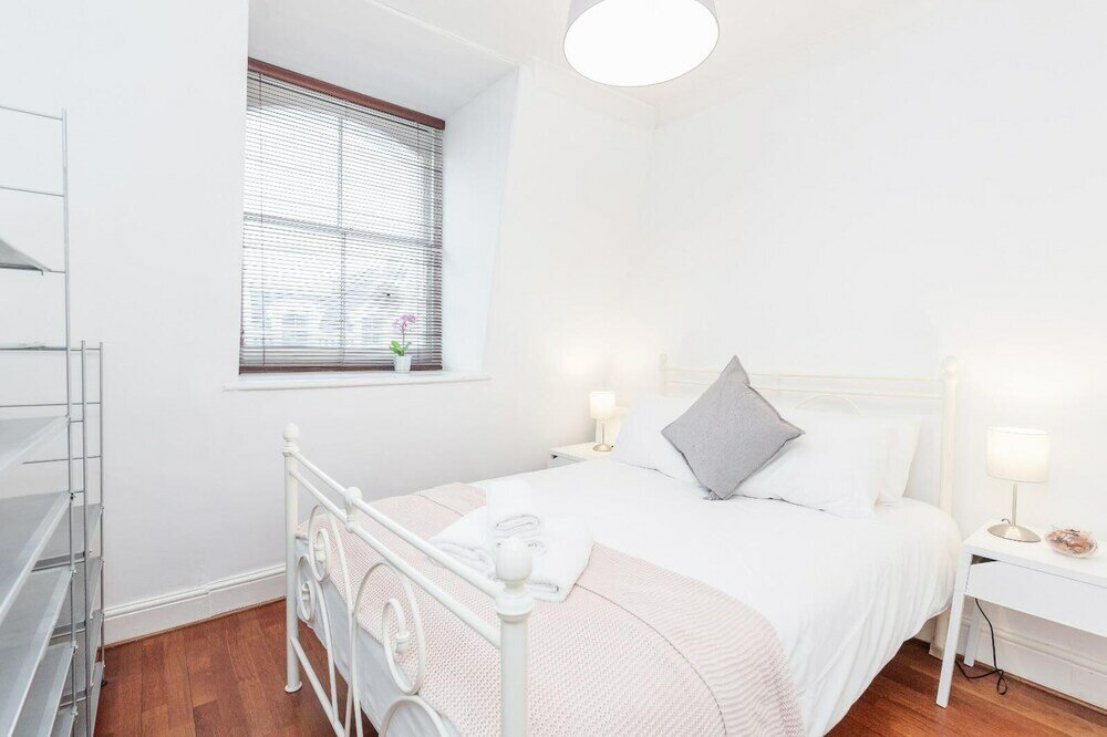 Фото Bright stylish Nott Hill apart sleeps 6