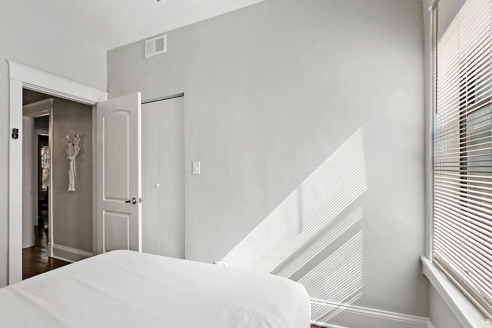 Фото 2br Comfy & Chic Sunnyside Apt near Shop