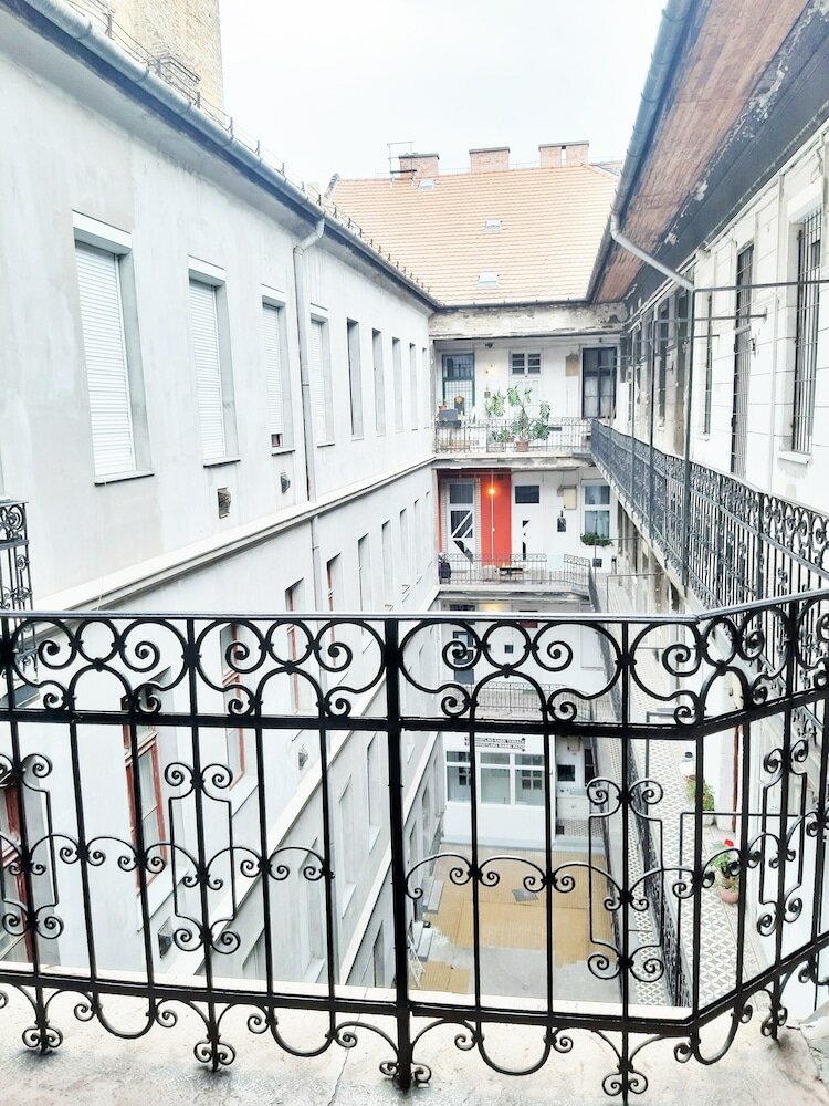 Фото Bright Side Apartment