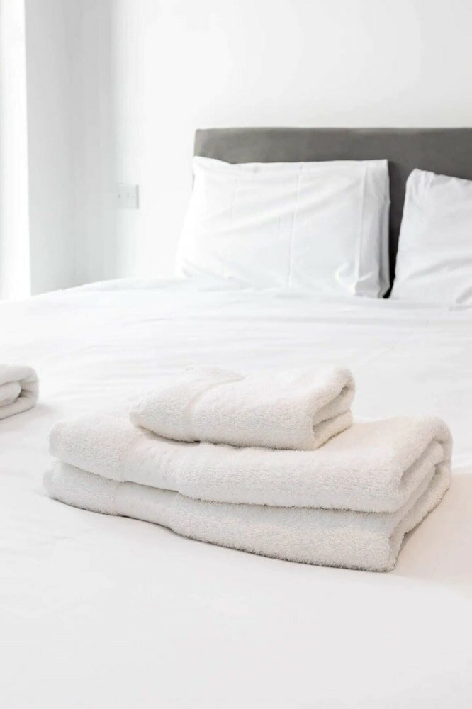 Фото Bright and Modern 2 Bedroom Flat in Royal Wharf