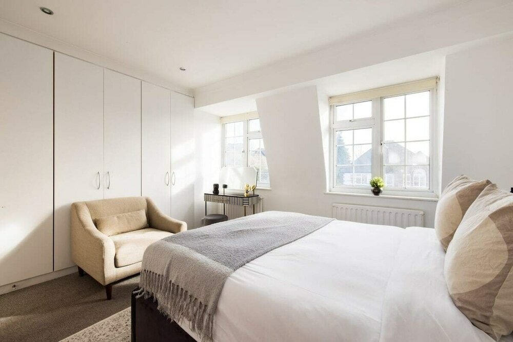 Фото The Mill Hill Wonder - Inviting 3bdr House With Garden