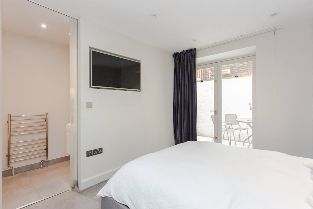 Фото Modern 2 Bedroom Apartment Near Gloucester Road