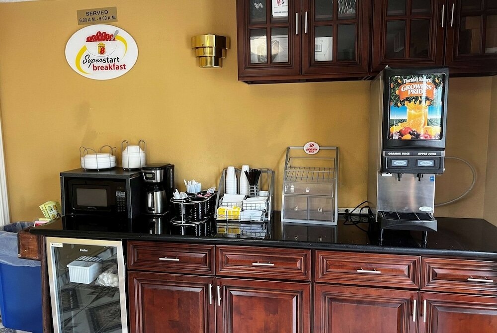 Фото Super 8 by Wyndham Houston West Katy