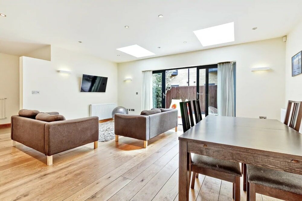 Фото Stylish and Bright 3 Bedroom Duplex in North London