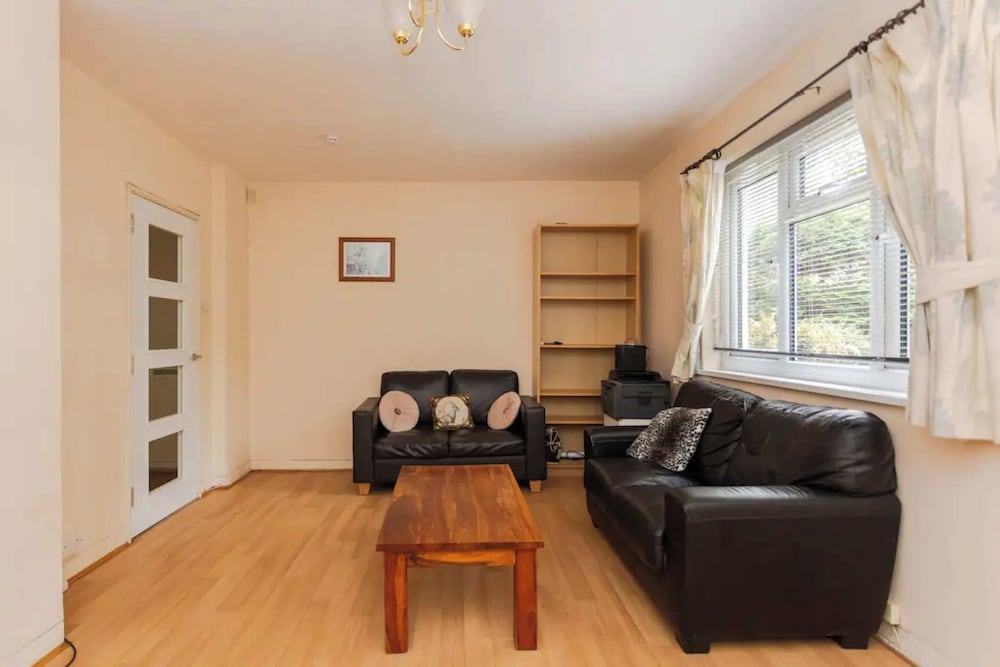 Фото Homely 3 Bedroom House With a Garden