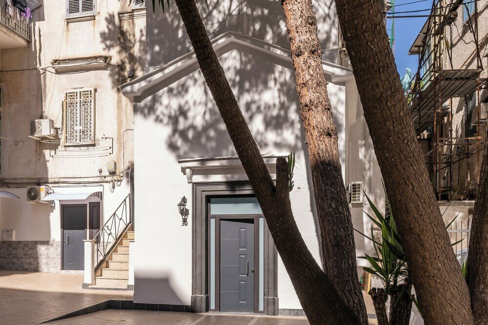 Фото The Quarters Naples Apartment