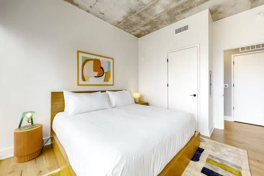 Фото Luxe High Rise off of Rainey St