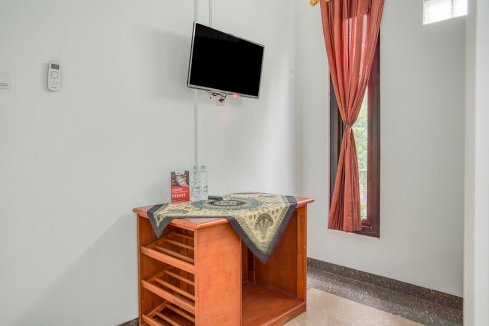 Фото RedDoorz near Taman Mini Jakarta