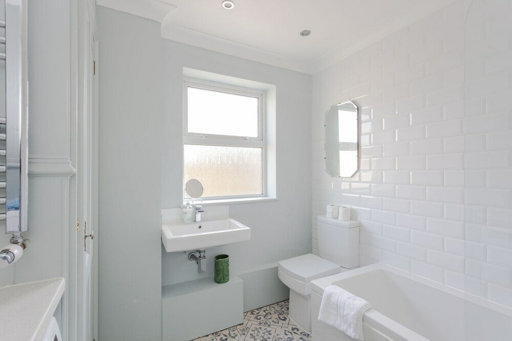 Фото Newly Refurbished 4 Bedroom House in East London