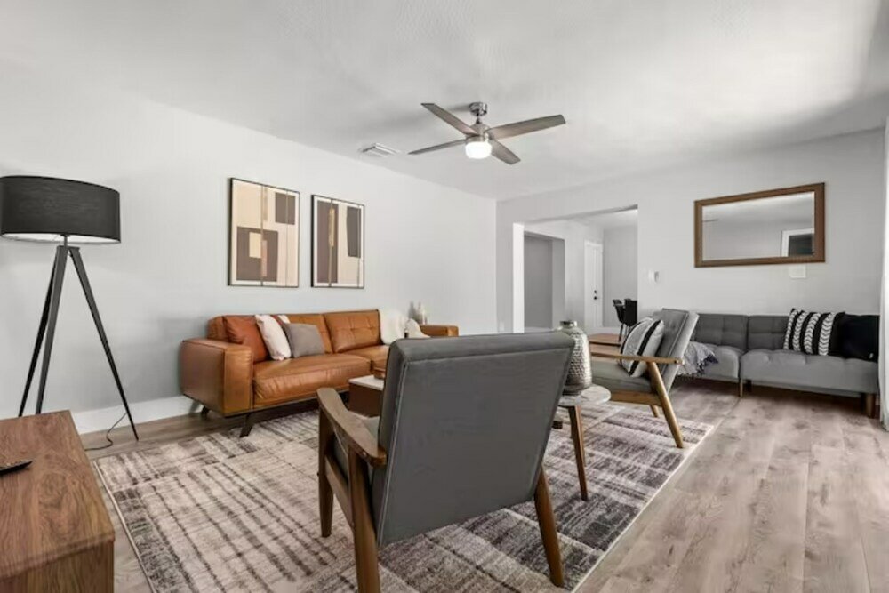 Фото New Mid Century Modern Largo Retreat