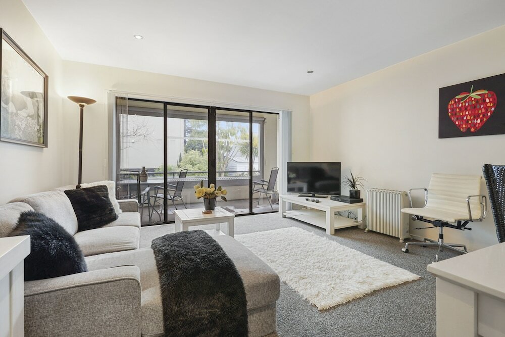 Фото Stylish Central 2br Apt nr Hospital