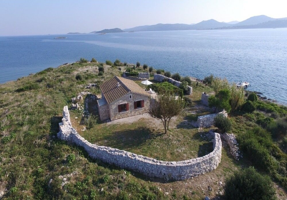 Фото Mari - Whole Island for you - H