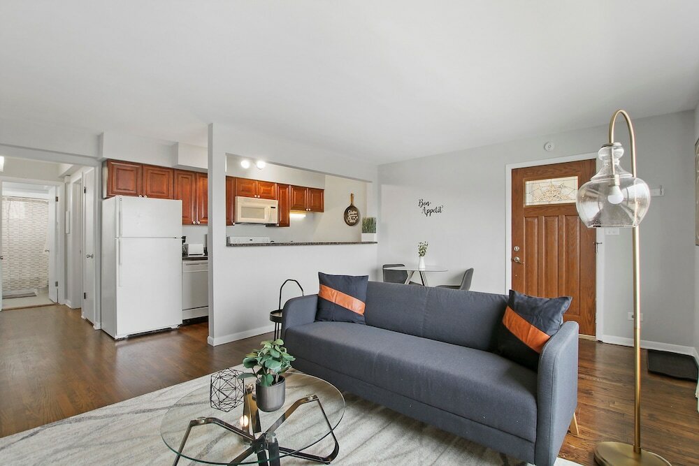 Фото Posh 1br Apartment in Arlington Heights