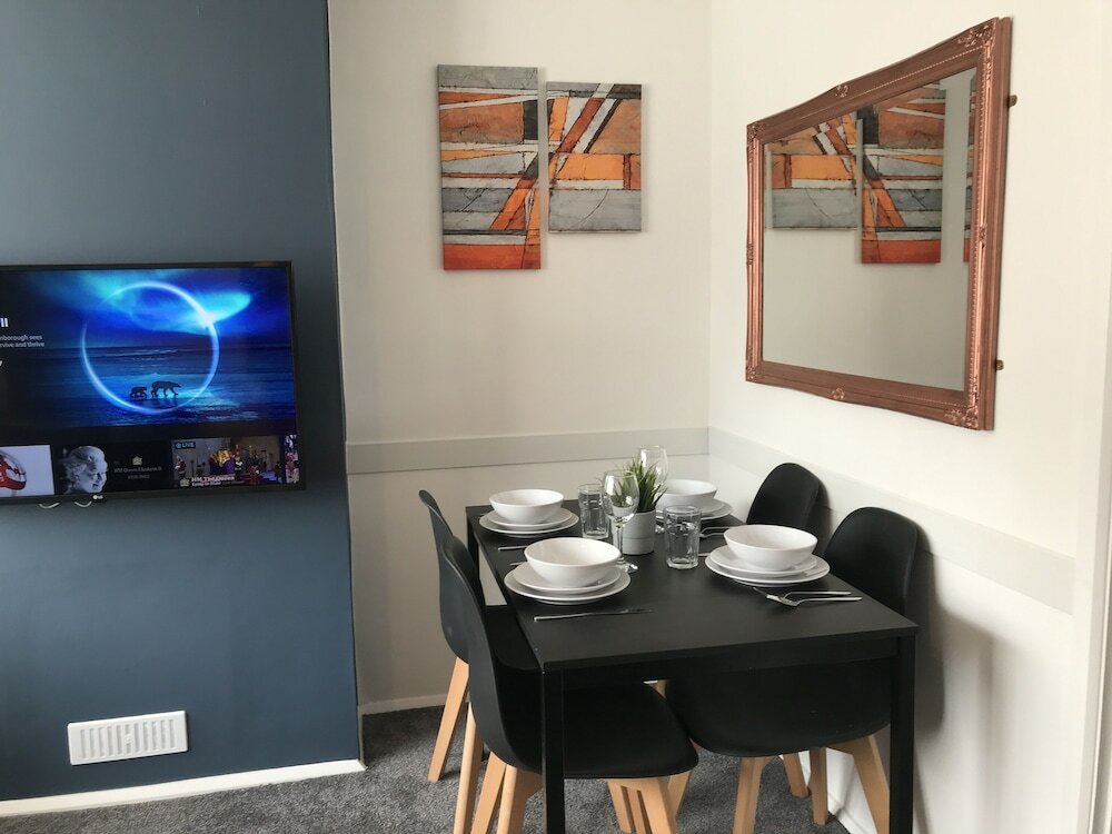 Фото Modern 3-bed House With Parking Bamber Bridge, Preston