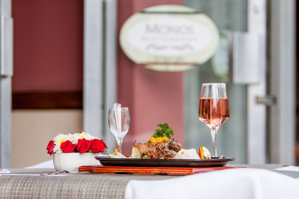 Фото Monomotapa Hotel