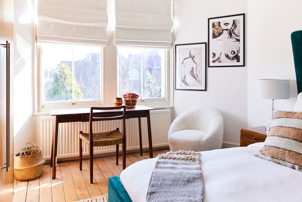 Фото The Barnet Escape - Exquisite 4bdr House With Garden + Patio