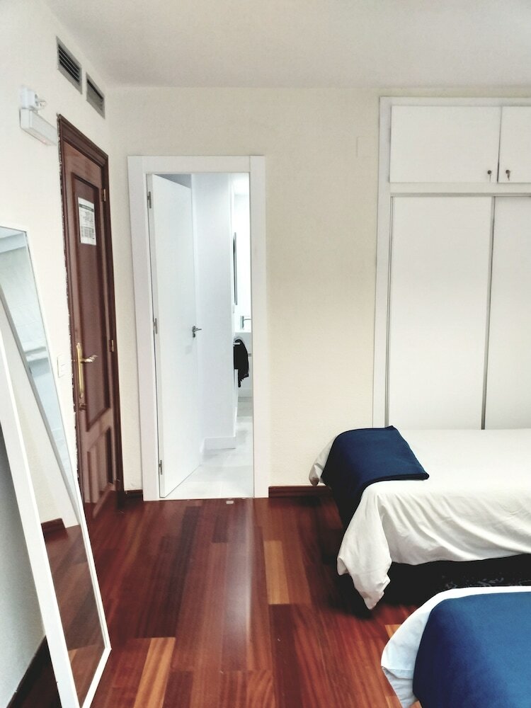 Фото Large Apartment with large and sunny Terrace - Garden & Outdoor Gym, Alicante Center