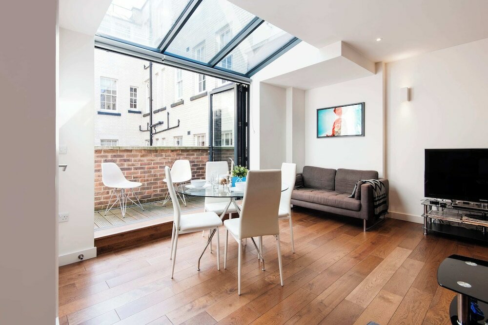 Фото Bright Space Near Sherlock Holmes Museum