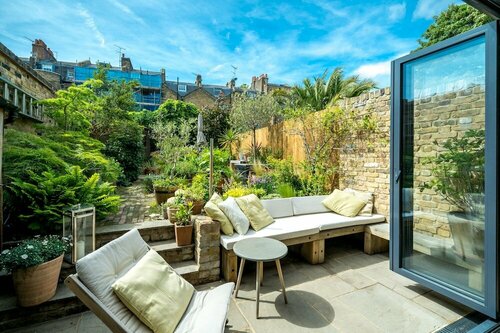 Altido Contemporary 2-Bed House W Private Garden
