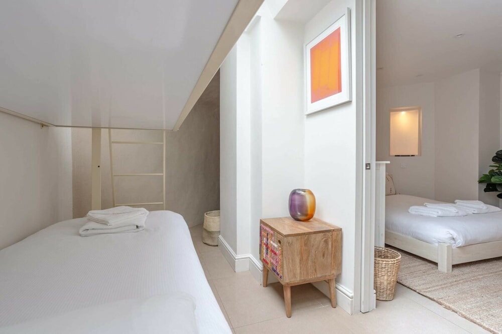 Фото Charmingly Unique and Recently Refurbished Watchman's Lodge in Camden Town