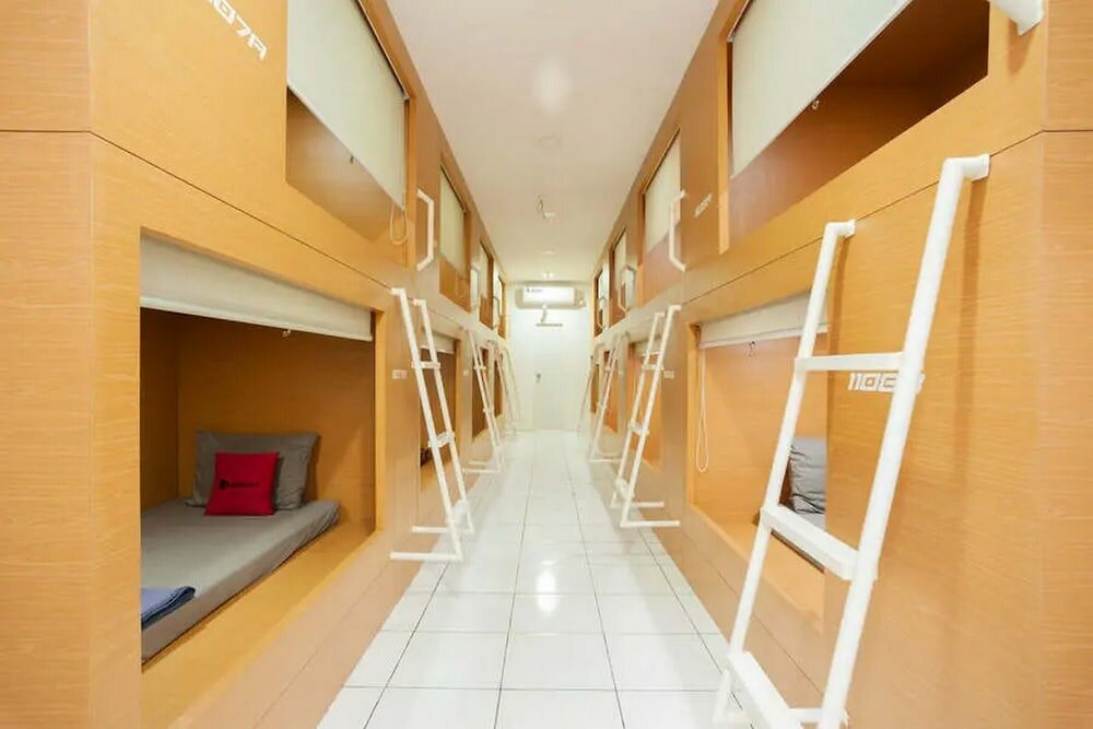 Фото RedDoorz Hostel near Taman Puring