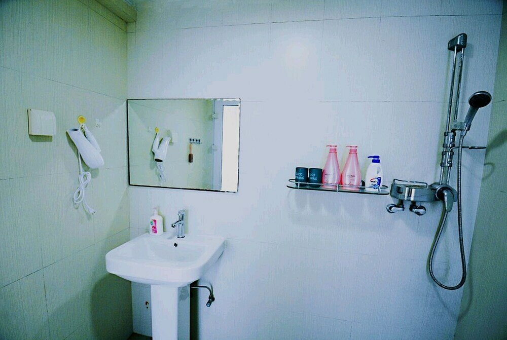 Фото Avatar Gallery Large Queen Bed & High Rise View