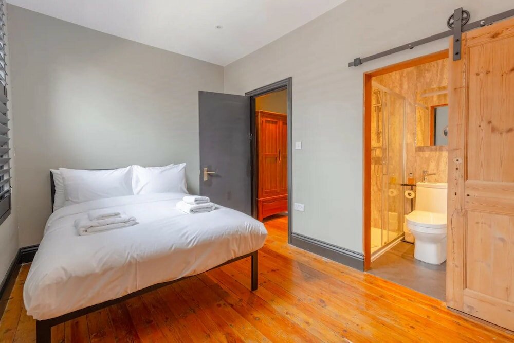 Фото Inviting 4bd With Private Patio - Bethnal Green