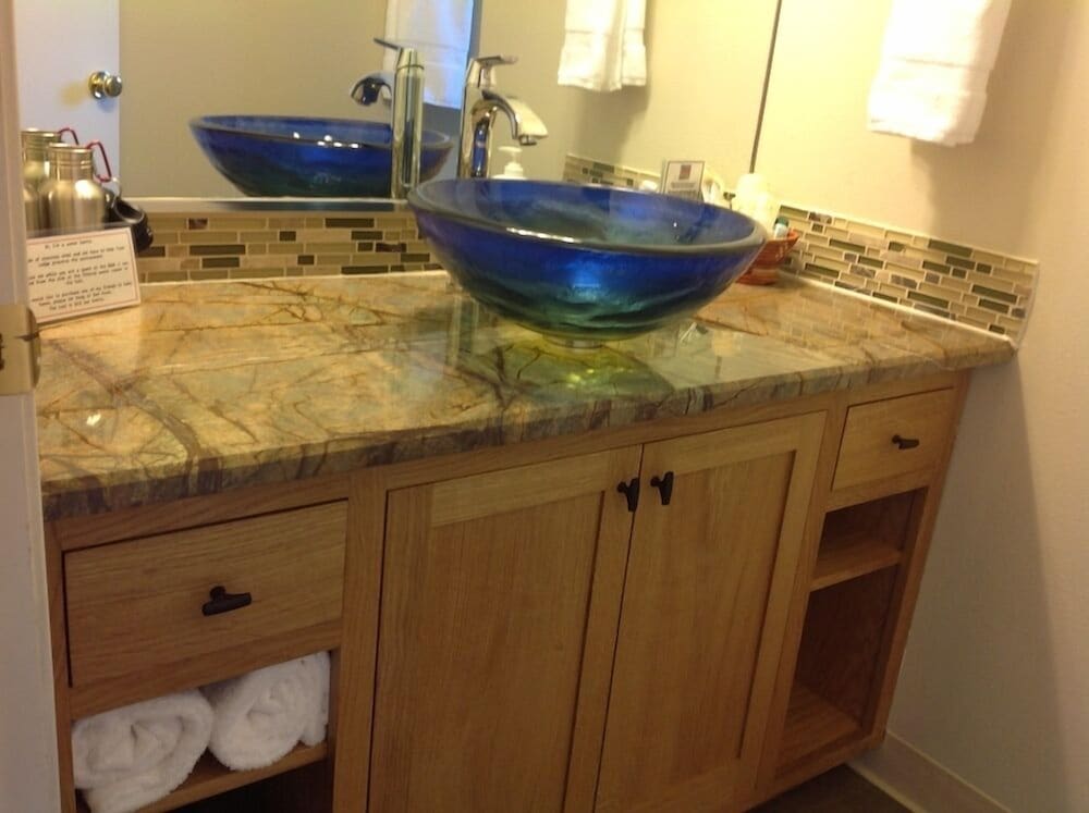 Фото Tyee Lodge Oceanfront B&b