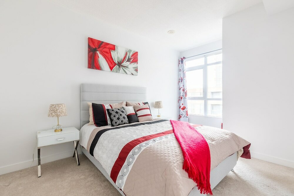 Фото SkyTree - Condos in Heart of Downtown