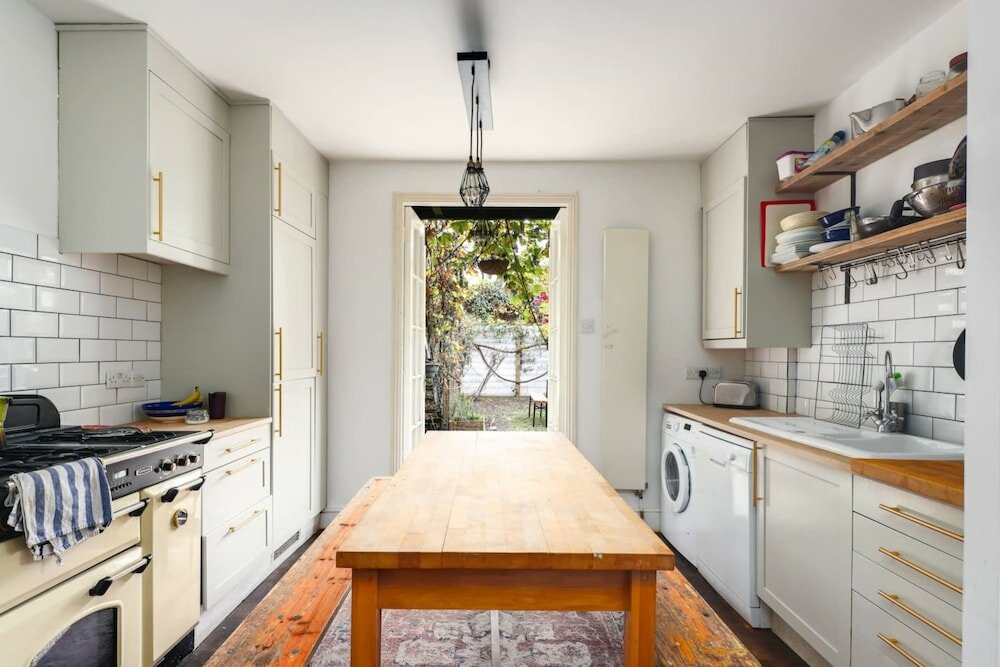 Фото Gorgeous and Vibrant 3 Bedroom Apartment in London