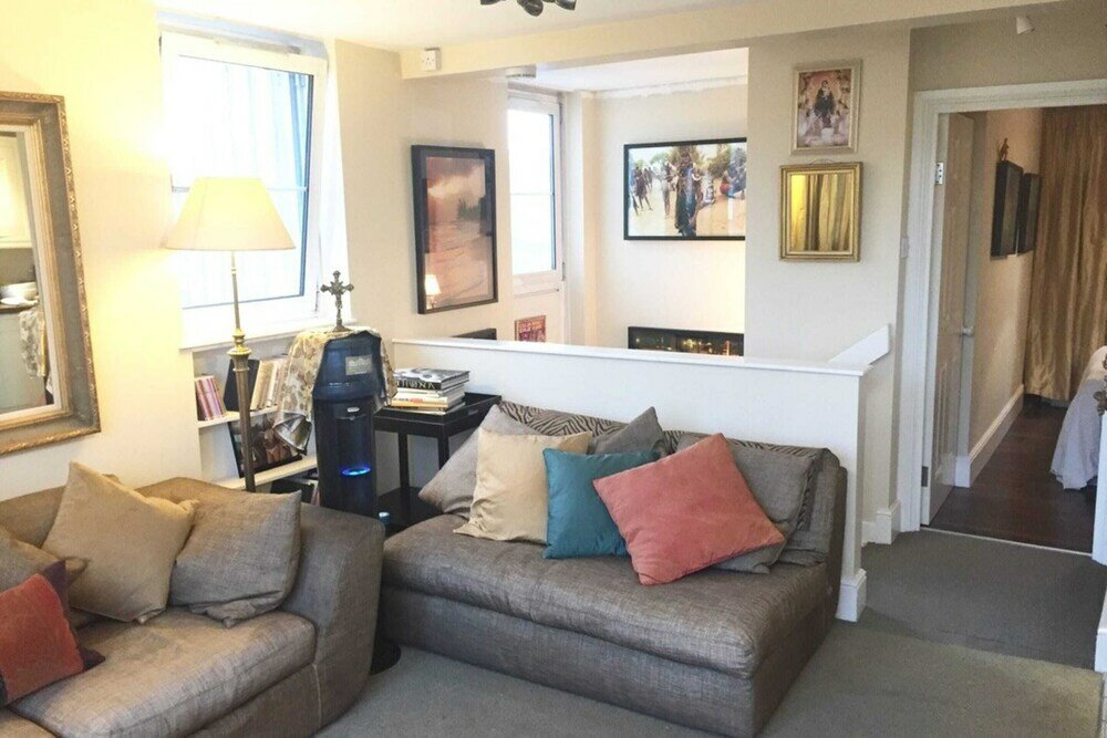 Фото Lovely 2 Bedroom on the Corner of Portobello Road