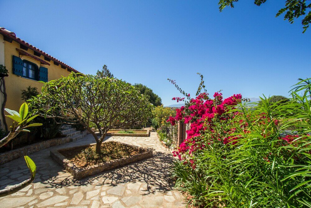 Фото Gorgeous Stone Cottage by the sea