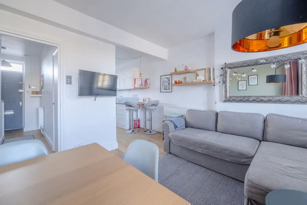 Фото Spacious 2 Bedroom Flat in Clapham With Balcony