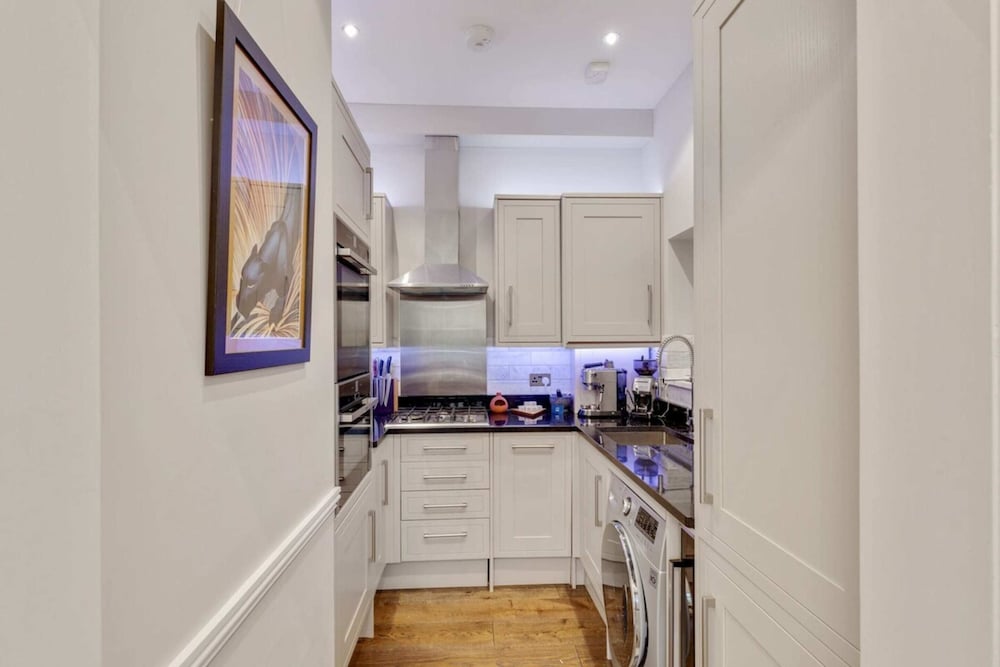 Фото Bright Camberwell Georgian Apartment