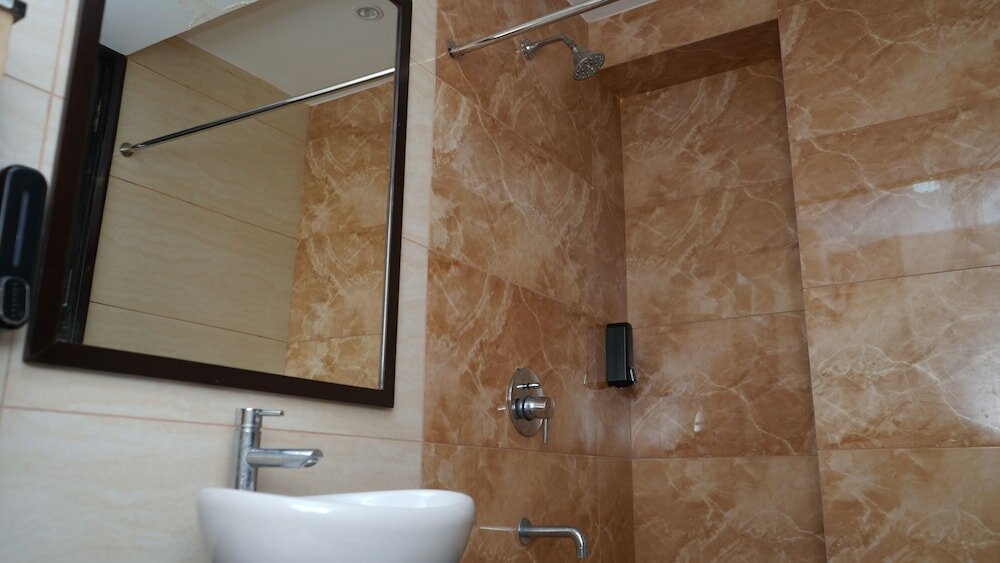 Фото Qotel Hotel Rajori Garden