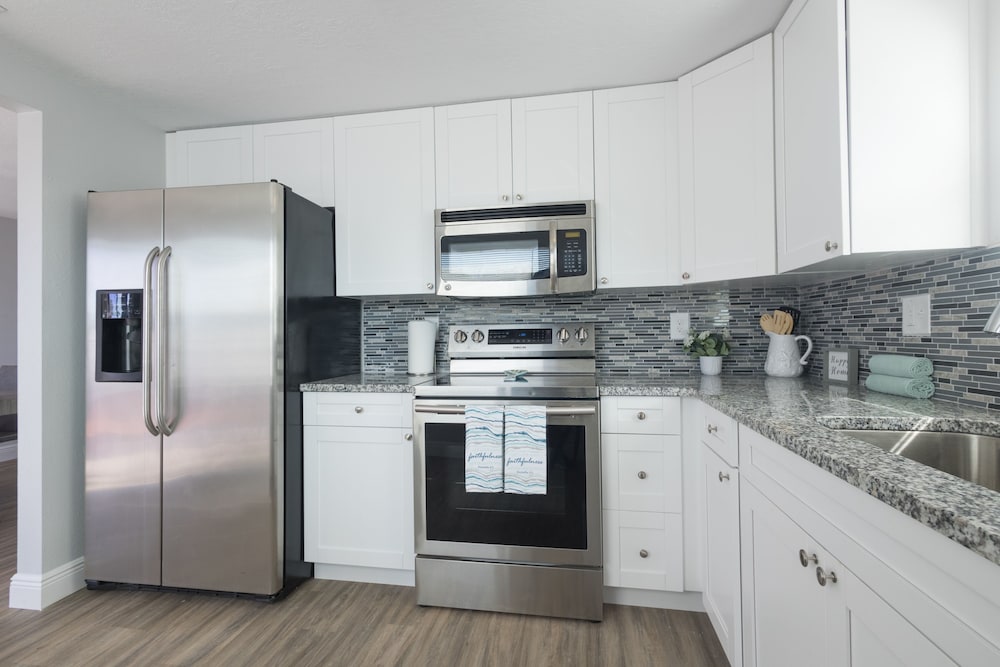 Фото Sleeps 6 Hot Tub Fenced Yard Cozy Chic