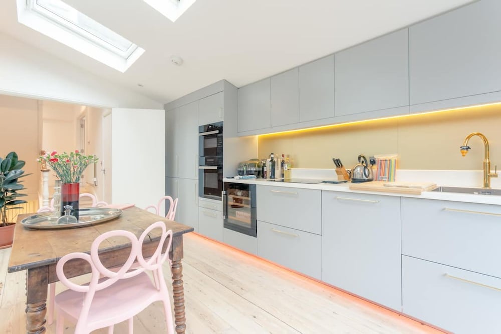 Фото Stylish 2 Bedroom Apartment in London